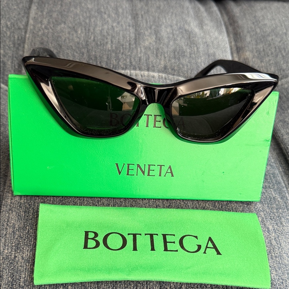 New ( no tag ) Authentic Bottega Veneta Glossy Black Cat-Eye Sunglasses